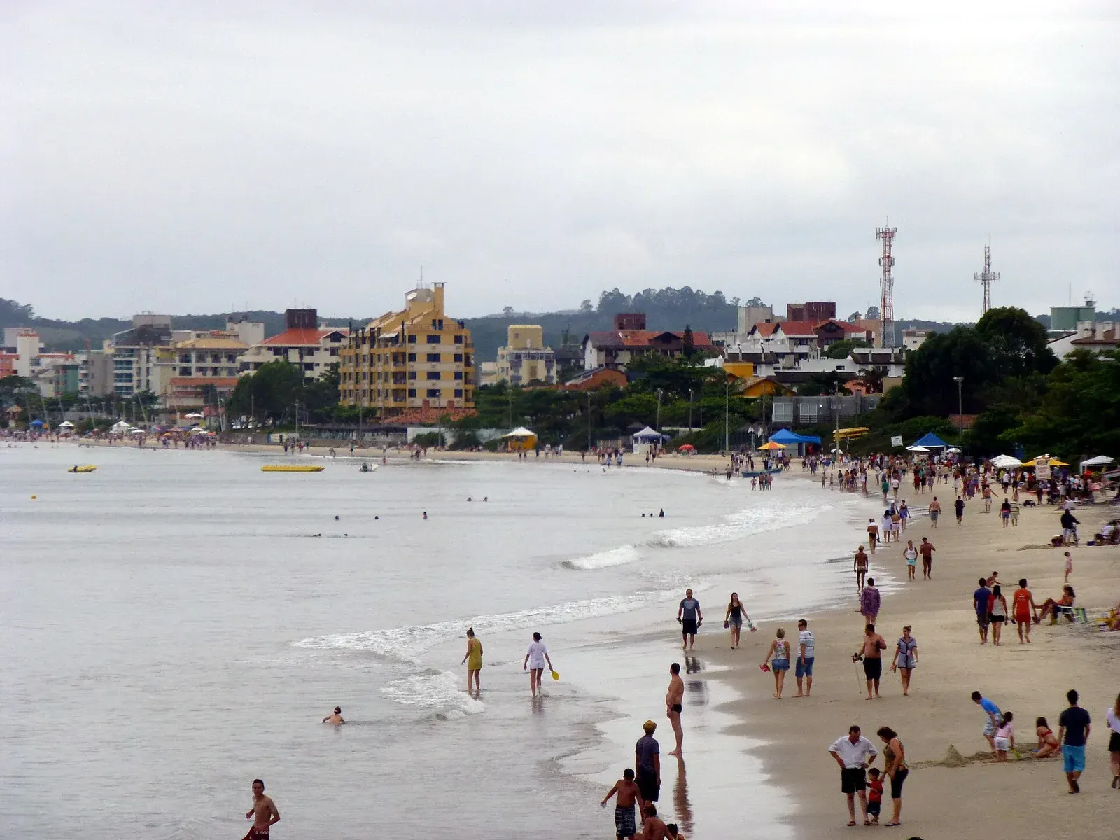 Praia de Canasvieiras e construções junto à orla, no norte de Florianópolis.