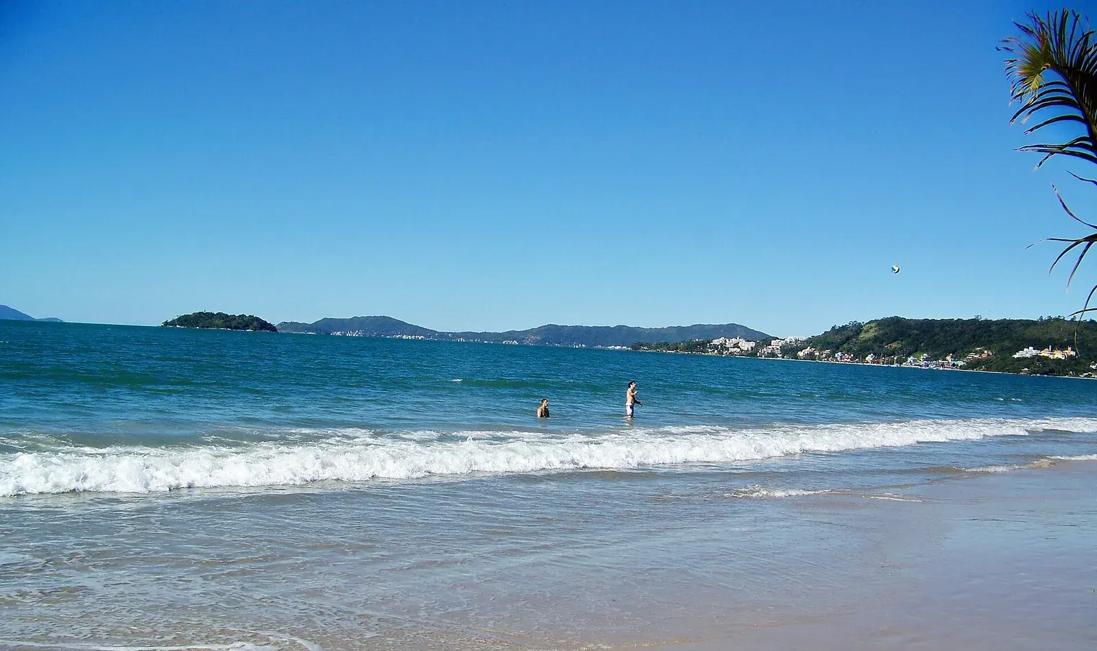Faixa de areia e mar na Praia de Jurerê, em Florianópolis.